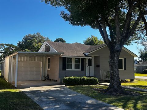 Photo of 423 Newton Street, Orange, TX 77630 (MLS # 64096332)