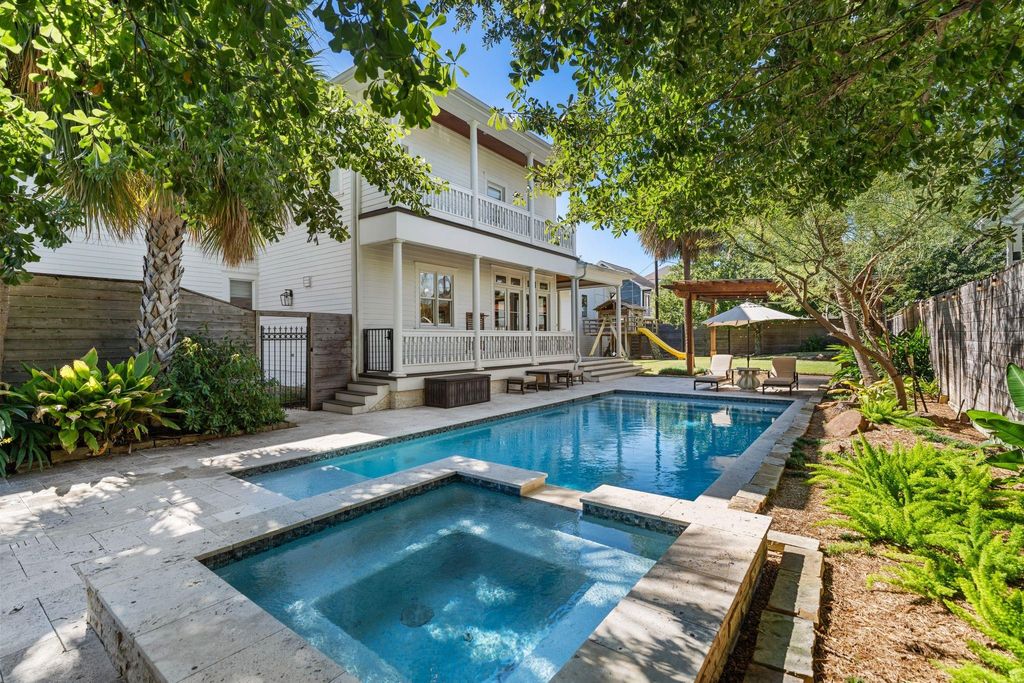 Photo of 701 Oxford Street, Houston, TX 77007 (MLS # 27562578)