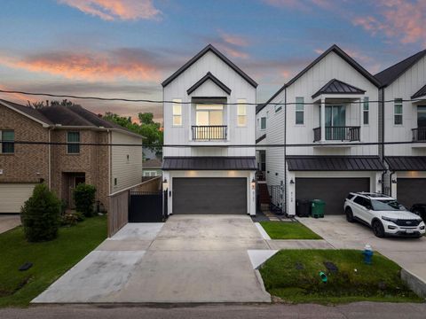 Photo of 816 E 38th St ST #C, Houston, TX 77091 (MLS # 10867434)