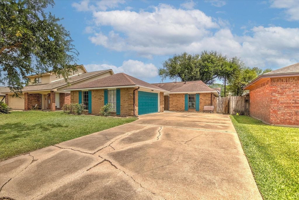 Photo of 925 S 6th Street, La Porte, TX 77571 (MLS # 31434761)