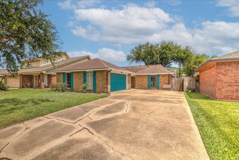 Photo of 925 S 6th Street, La Porte, TX 77571 (MLS # 31434761)
