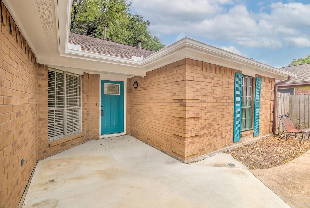 Photo of 925 S 6th Street, La Porte, TX 77571 (MLS # 31434761)