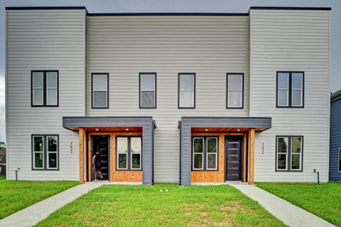 Photo of 703 Carol Lynn Dr DR #B, Missouri City, TX 77489 (MLS # 54030371)