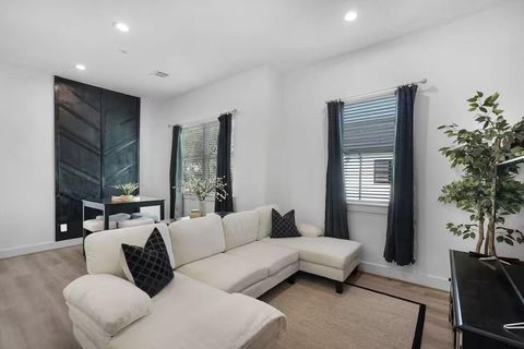 Photo of 4615 Indie Heights Ln Houston, Tx 77018 Ln, Houston, TX 77018 (MLS # 7121327)