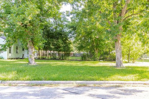 Photo of 404 Harvey Avenue, Baytown, TX 77520 (MLS # 66268063)