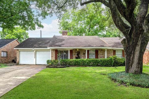 Photo of 5922 Willowbend Boulevard, Houston, TX 77096 (MLS # 88318770)