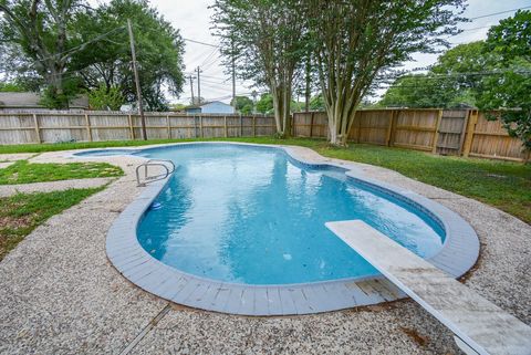 Photo of 6042 Willowbend Boulevard, Houston, TX 77096 (MLS # 37711075)