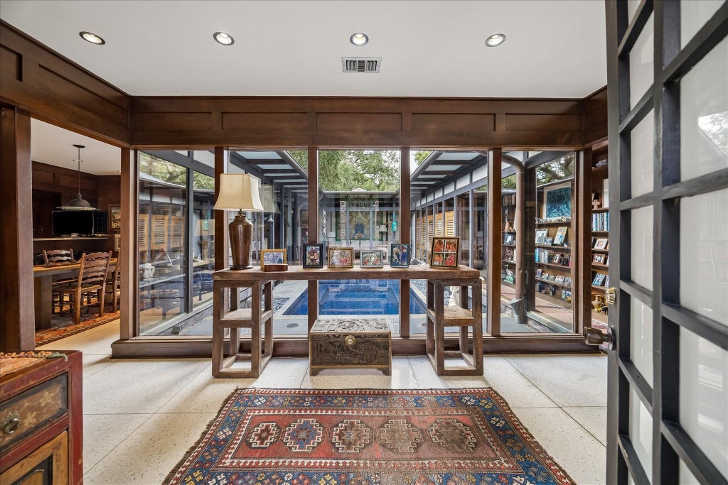 Photo of 814 Wild Valley Road, Houston, TX 77057 (MLS # 82384370)