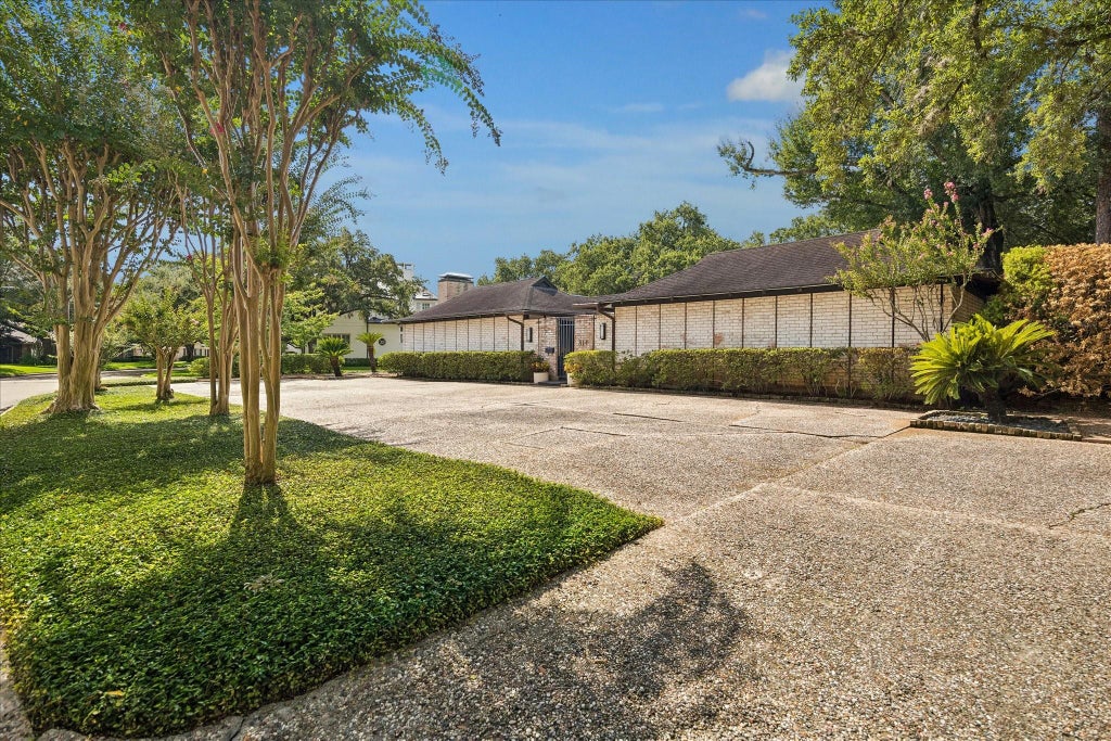 Photo of 814 Wild Valley Road, Houston, TX 77057 (MLS # 82384370)
