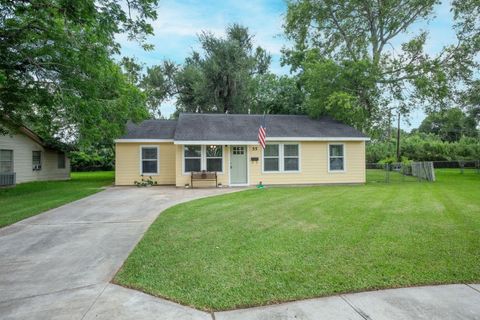 Photo of 55 Elm Court, Lake Jackson, TX 77566 (MLS # 33964022)