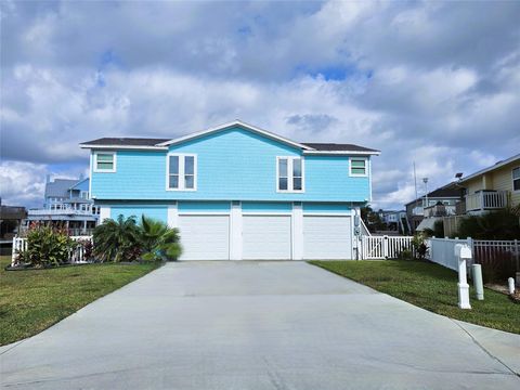 Photo of 1326 Hawaii Drive, Tiki Island, TX 77554 (MLS # 68636301)