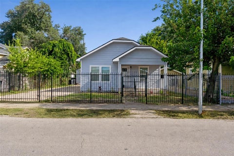 Photo of 7928 Elvera Street, Houston, TX 77012 (MLS # 73472827)