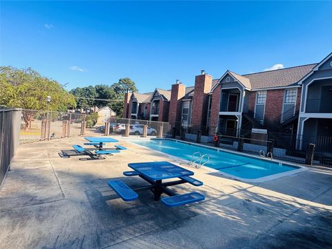 Photo of 2402 Sycamore Avenue #D4, Huntsville, TX 77340 (MLS # 83687894)