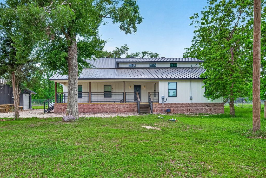 Photo of 803 County Road 772, Damon, TX 77430 (MLS # 71661882)