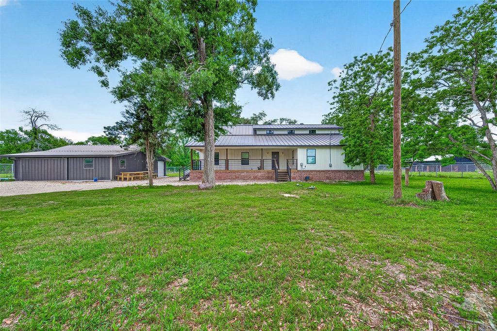 Photo of 803 County Road 772, Damon, TX 77430 (MLS # 71661882)