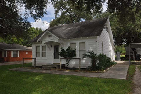 Photo of 211 E Burress Street, Houston, TX 77022 (MLS # 15658796)