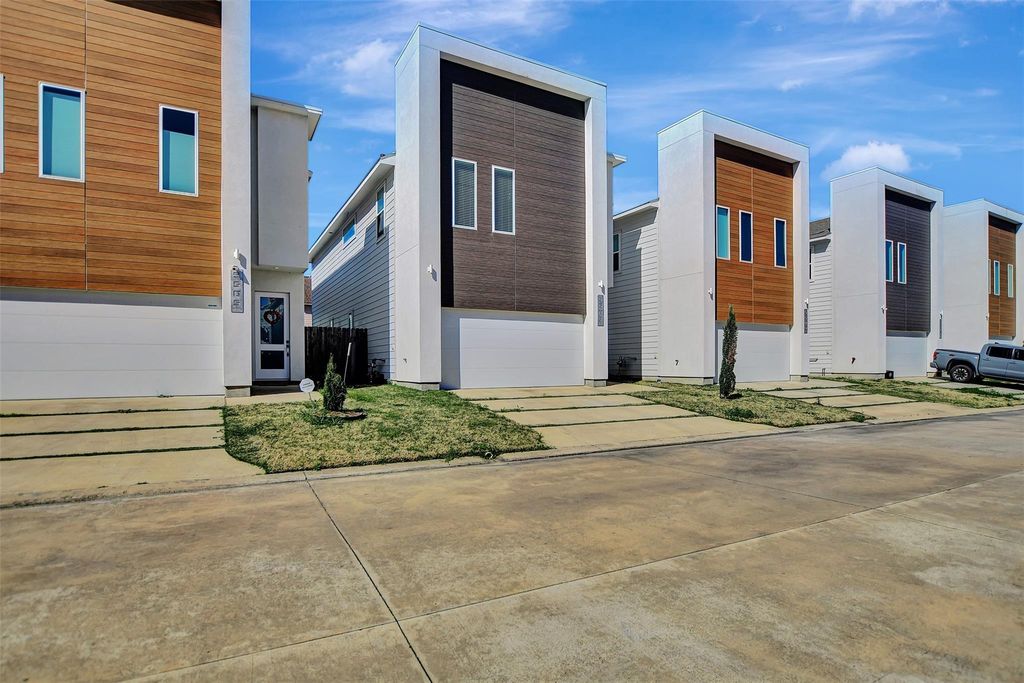 Photo of 5507 Robusto Place, Houston, TX 77091 (MLS # 72669638)