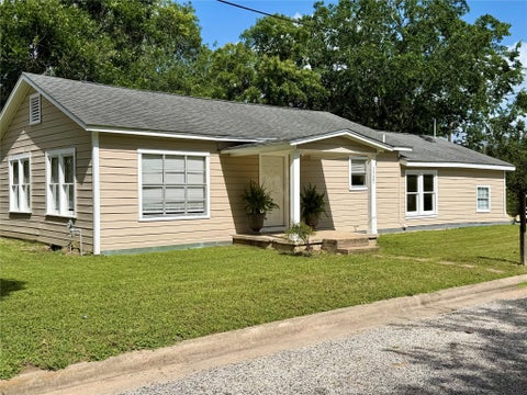 Homes For Sale - 1521 N Hamilton Street<br/> Gonzales, TX 78629