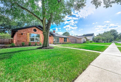 Tiny photo for 5507 Valkeith Drive, Houston, TX 77096 (MLS # 13787605)
