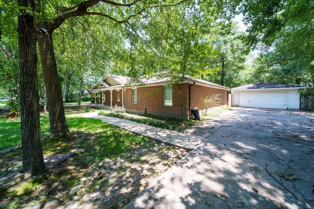Photo of 327 Chateau Woods Parkway Drive, Conroe, TX 77385 (MLS # 52245678)
