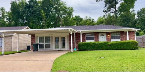 Photo of 4665 Glen Oaks Circle, Beaumont, TX 77708 (MLS # 40423690)