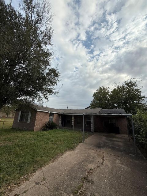 Photo of 3902 Aledo Street, Houston, TX 77051 (MLS # 55919076)