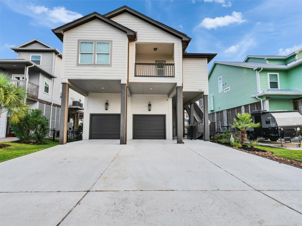 Photo of 425 Amanda Circle, Tiki Island, TX 77554 (MLS # 37560173)