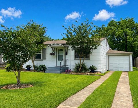 Photo of 813 12th Avenue N, Texas City, TX 77590 (MLS # 442794)