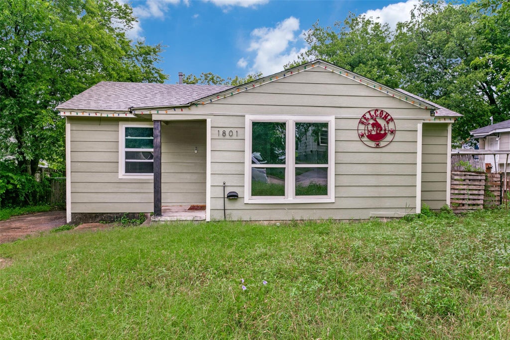 Photo of 1801 Lawther Drive, River Oaks, TX 76114 (MLS # 28766999)