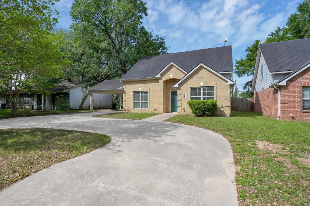 Photo of 125 Pine Street, Prairie View, TX 77445 (MLS # 91713208)