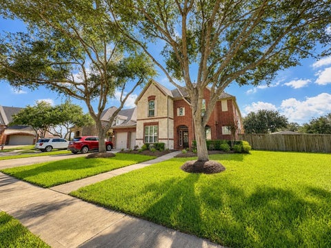 Homes For Sale - 5530 Green Meadow Court<br/> League City, TX 77573