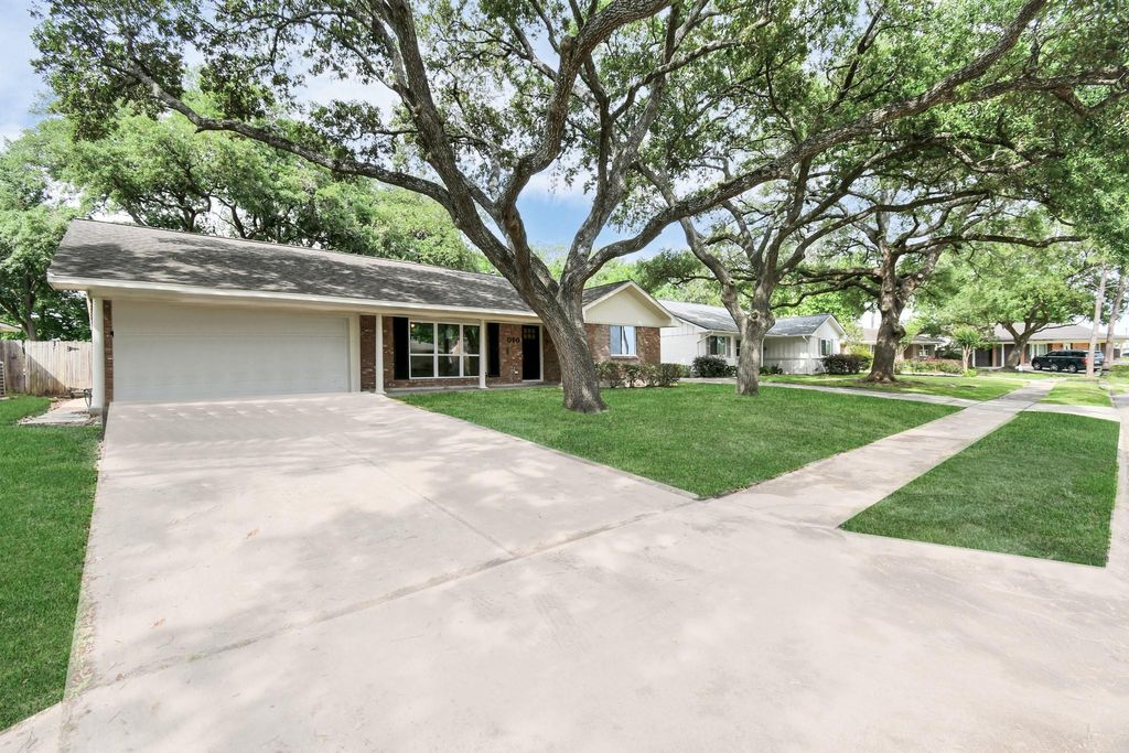 Photo of 5010 Creekbend Drive, Houston, TX 77035 (MLS # 38424472)