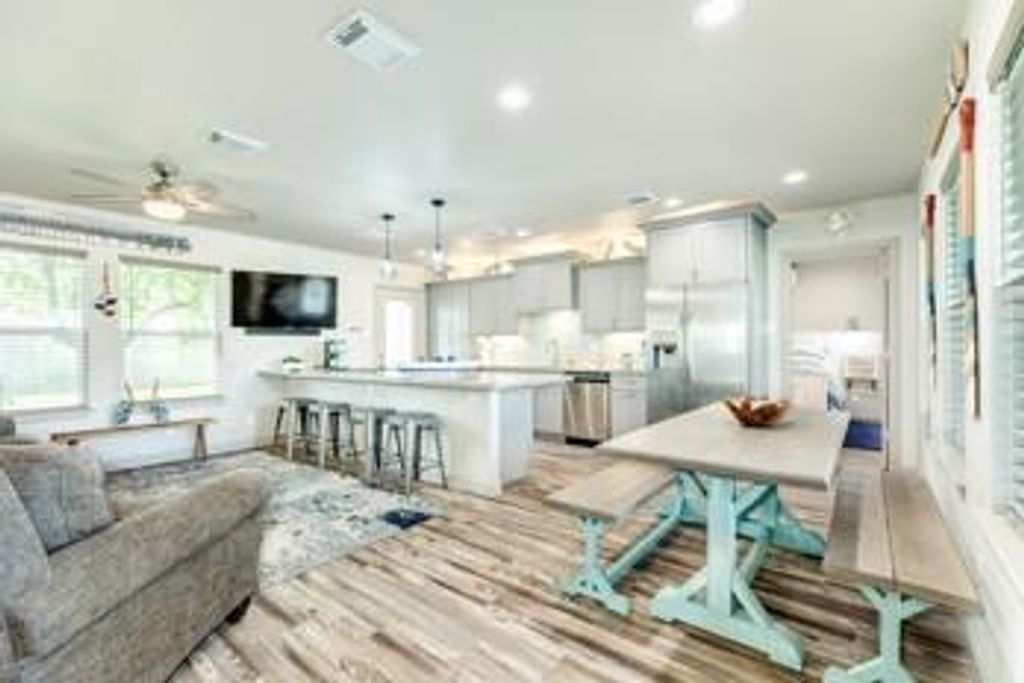 Photo of 117 Tarpon Avenue, Galveston, TX 77550 (MLS # 73092124)