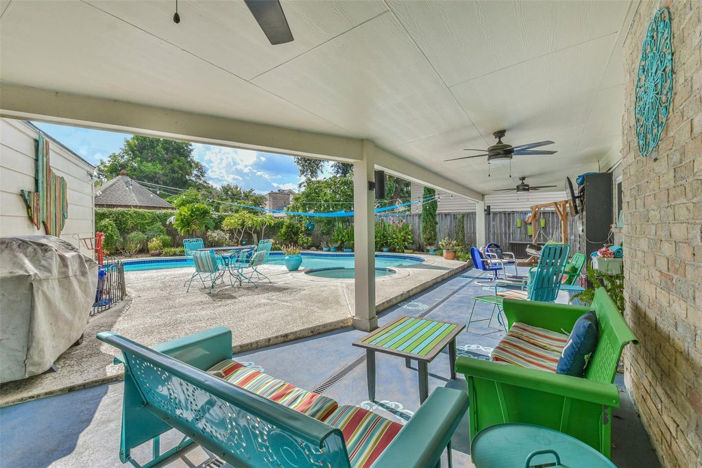 Photo of 7111 Winding Walk Drive, Houston, TX 77095 (MLS # 4045001)