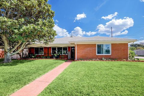 Photo of 2824 E Palm Circle, Galveston, TX 77551 (MLS # 68390374)