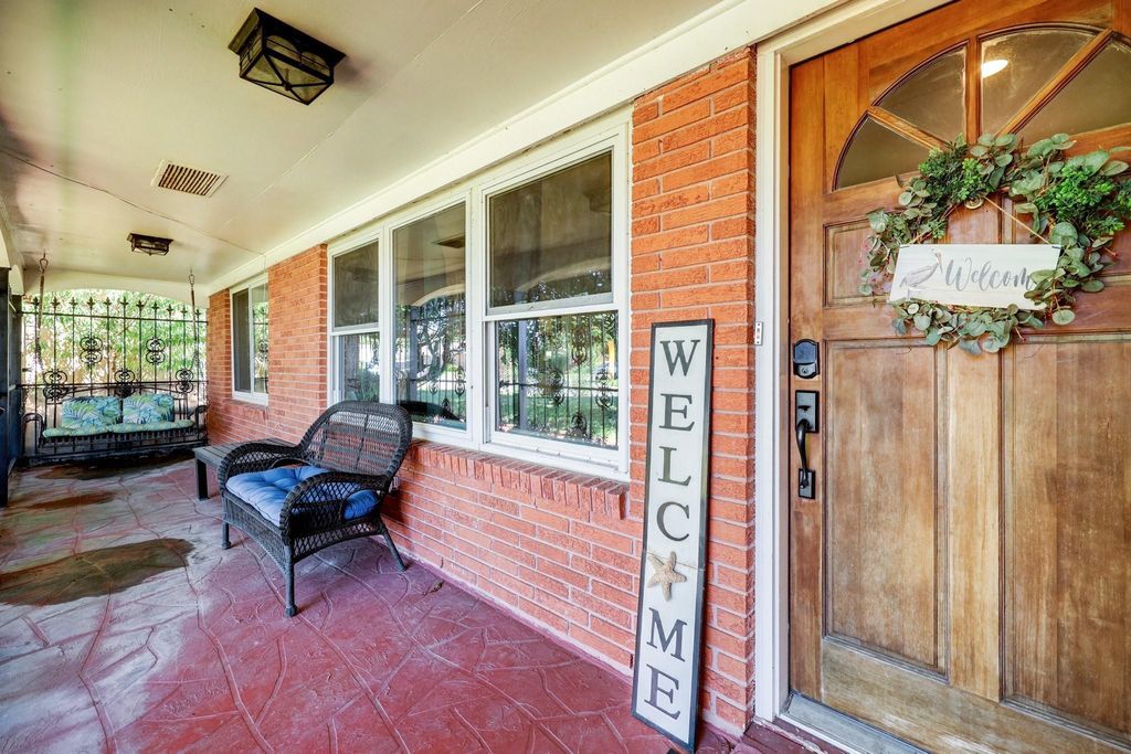 Photo of 2824 E Palm Circle, Galveston, TX 77551 (MLS # 68390374)