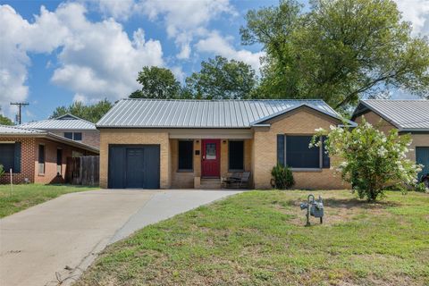 Photo of 703 Cedar Street, Hearne, TX 77859 (MLS # 61907136)