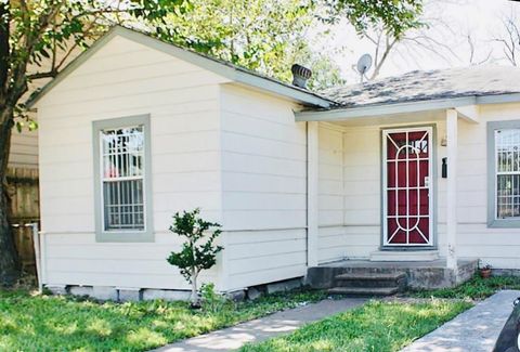 Photo of 1429 N Durham Drive, Houston, TX 77008 (MLS # 69971531)
