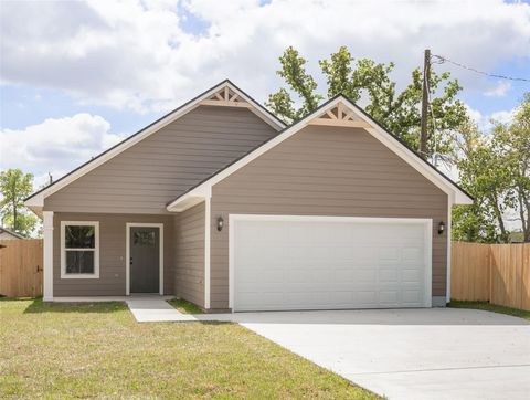 Photo of 905 W Virginia Street St, Navasota, TX 77868 (MLS # 36554610)