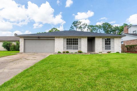 Photo of 16911 Bougainvilla Lane, Friendswood, TX 77546 (MLS # 90891967)