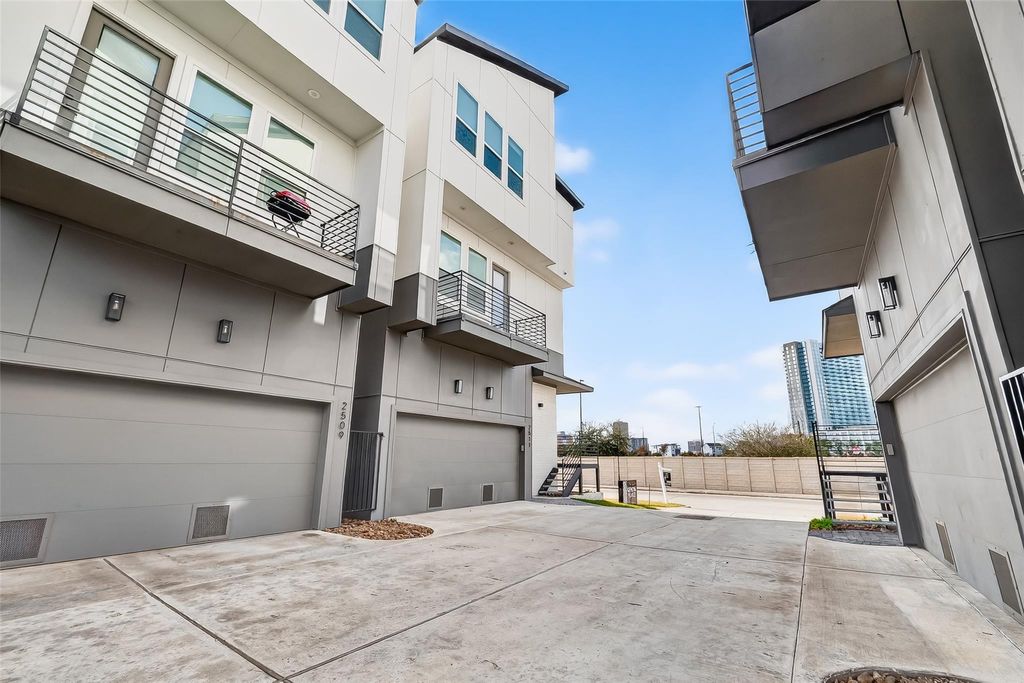 Photo of 2511 N Macgregor Way, Houston, TX 77004 (MLS # 28161575)