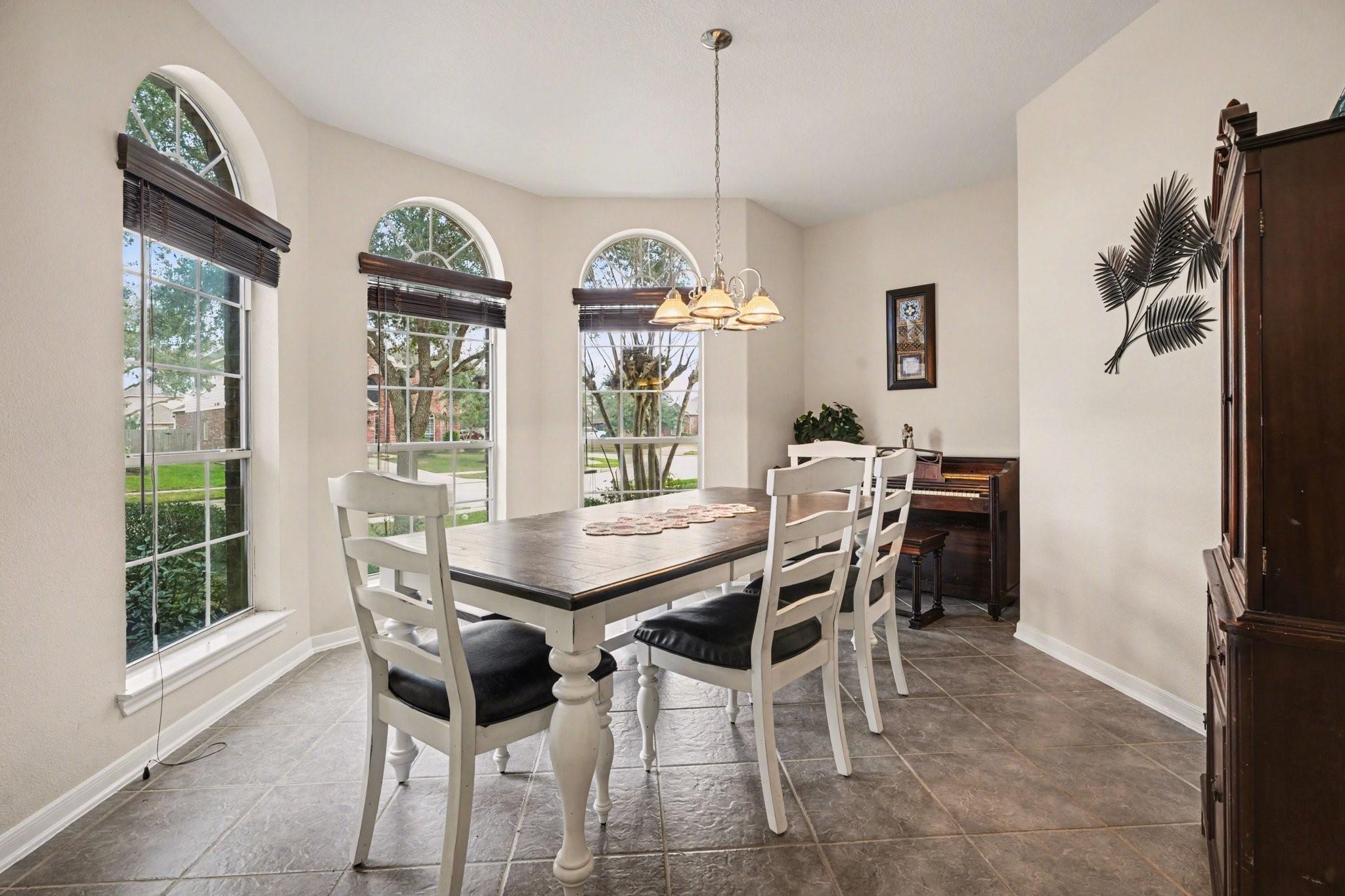 806 Dawn Ridge Way