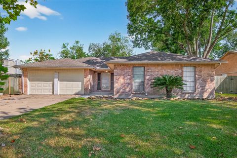 Photo of 811 Lochmoor Lane, Friendswood, TX 77546 (MLS # 98906825) Photo of 811 Lochmoor Lane, Friendswood, TX 77546 (MLS # 98906825)