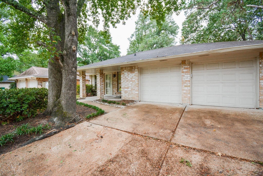 Photo of 2506 Meandering Trail, Houston, TX 77339 (MLS # 83102376)