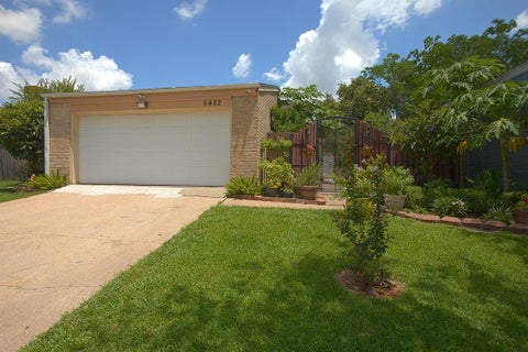 Photo of 6422 Ivyknoll Dr DR, Houston, TX 77035 (MLS # 28370004)