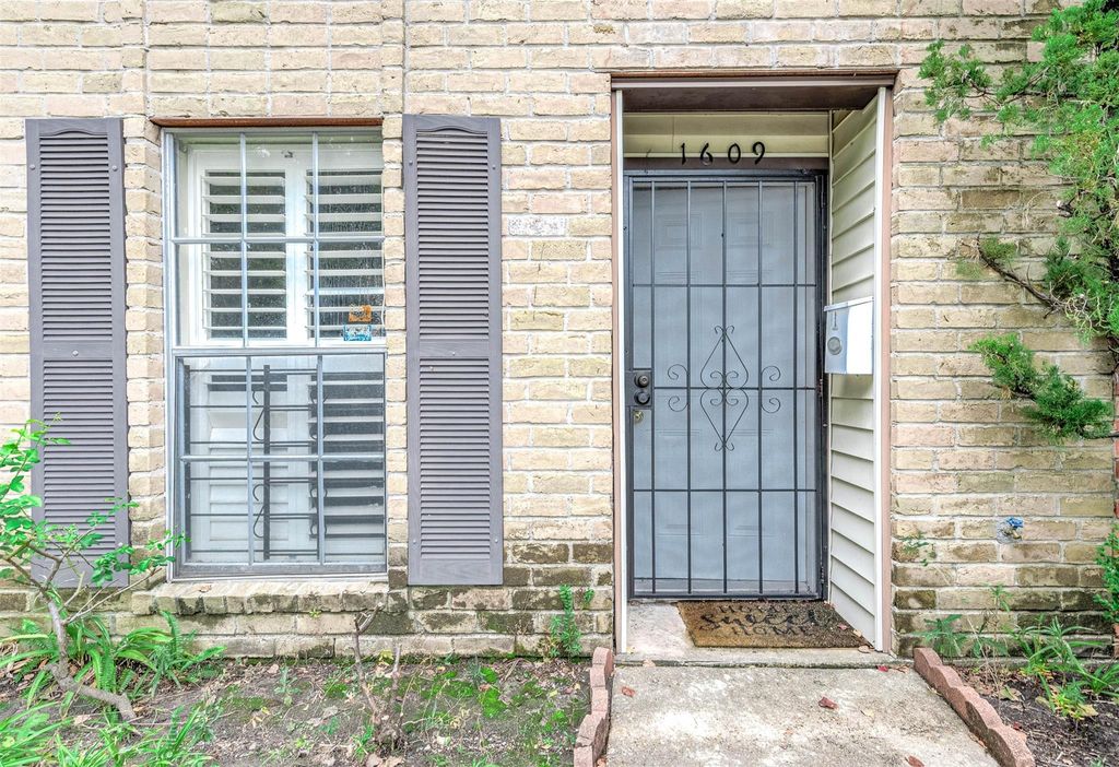 Photo of 1609 Mapleton Dr Dr, Houston, TX 77043 (MLS # 22752722)