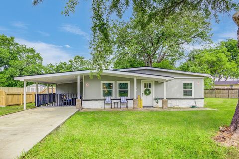 Photo of 541 Circle Drive, La Porte, TX 77571 (MLS # 90063052)