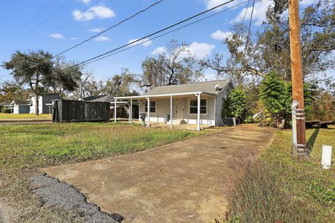 Photo of 1164 E Kyle Road, Clute, TX 77531 (MLS # 72072753)