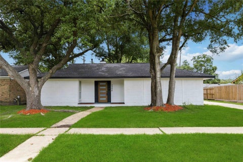 Homes For Sale - 5446 Loch Lomond Drive<br/> Houston, TX 77096