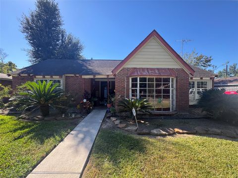 Photo of 907 Fleetwood Dr, Baytown, TX 77520 (MLS # 23707311)